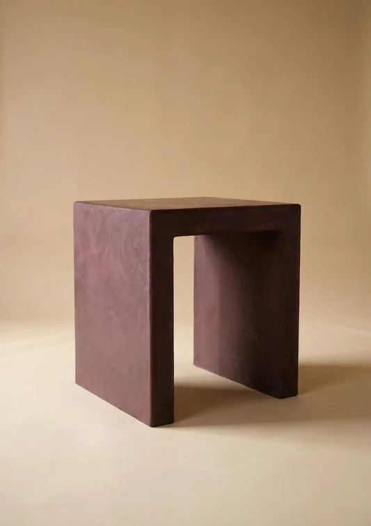 Taburete Bloque in burgundy microcement
