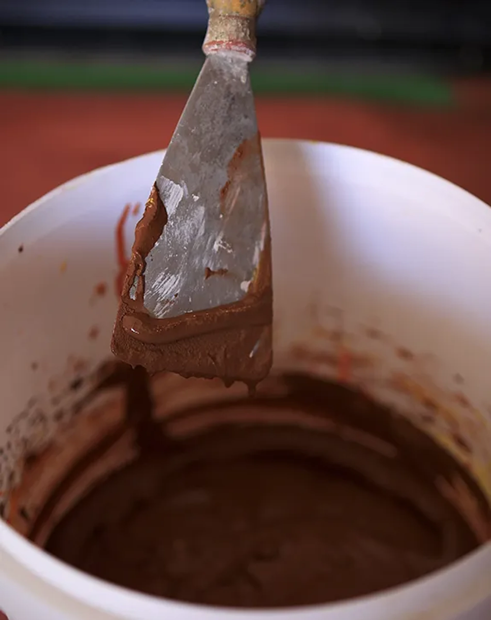 Microcement mixture on a hand tool